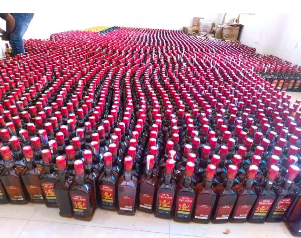 NH - 133 मे घरेलु सामान के आड़ मे हो रही थी अवैध शराब तस्करी