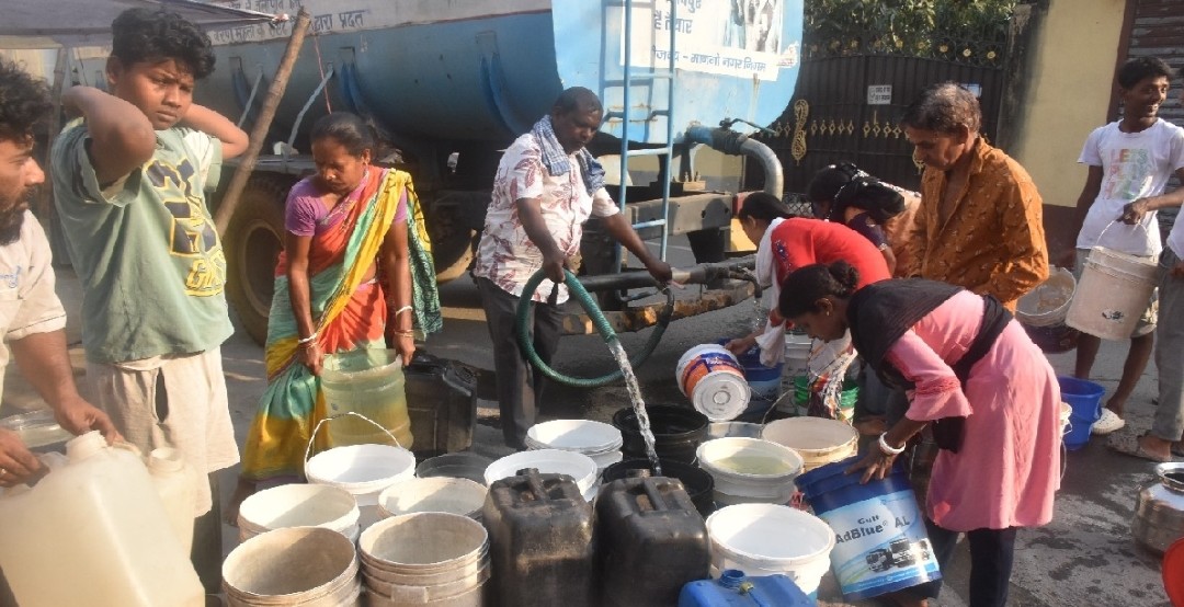जमशेदपुर मे जल संकट बेकाबू, पानी के लिए सडक पर उतरे लोग