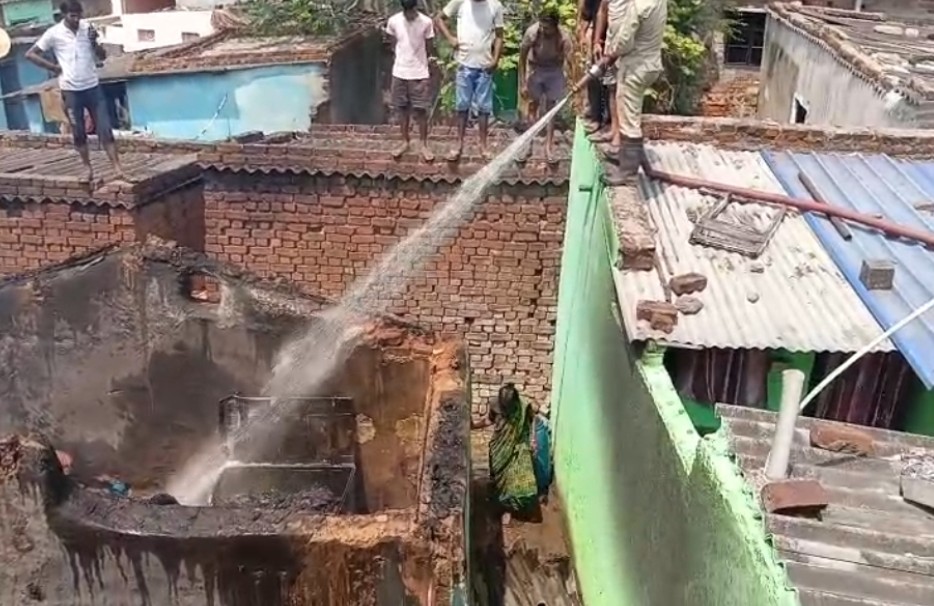 नशे की हालत मे युवक ने अपने ही घर मे लगाई आग, बस्ती के युवाओं की सूझबूझ ने टाला बड़ा हादसा