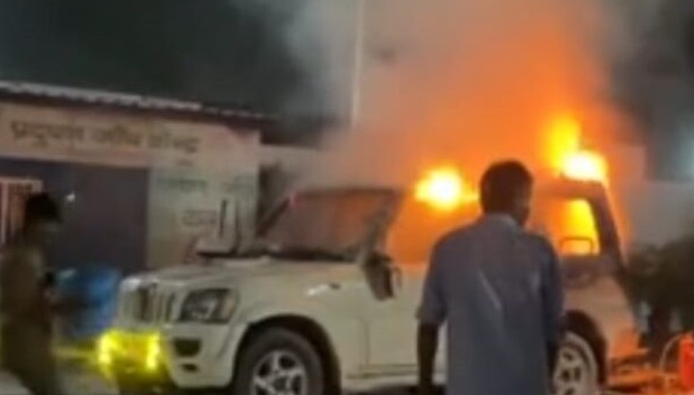 बारात की आतिशबाज़ी बानी खतरा, चिंगारी से लगी भीशन आग