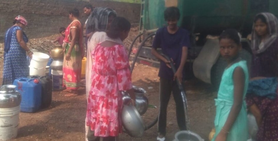 बगबेरा मे गहराया जल संकट, 600फिट निचे गया पानी, टैंकर पर भी नेतागिरी हावी