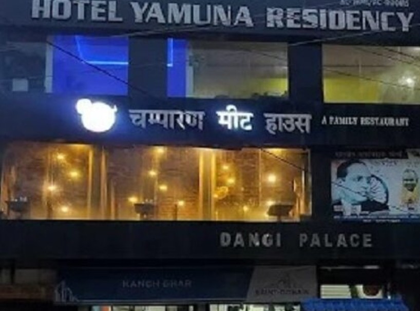 होटल यमुना रिसीडेंसी के मालिक के साथ मारपीट सीसीटीवी मे घातना कैद