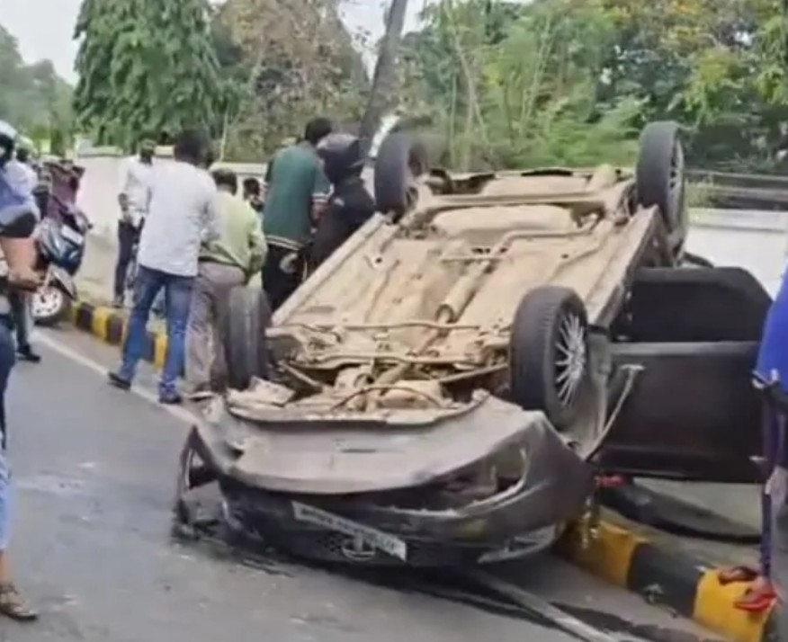 ओवरटाके के दौरान भीषण टक्कर, पलटी कार ऐ मचा हड़कांप