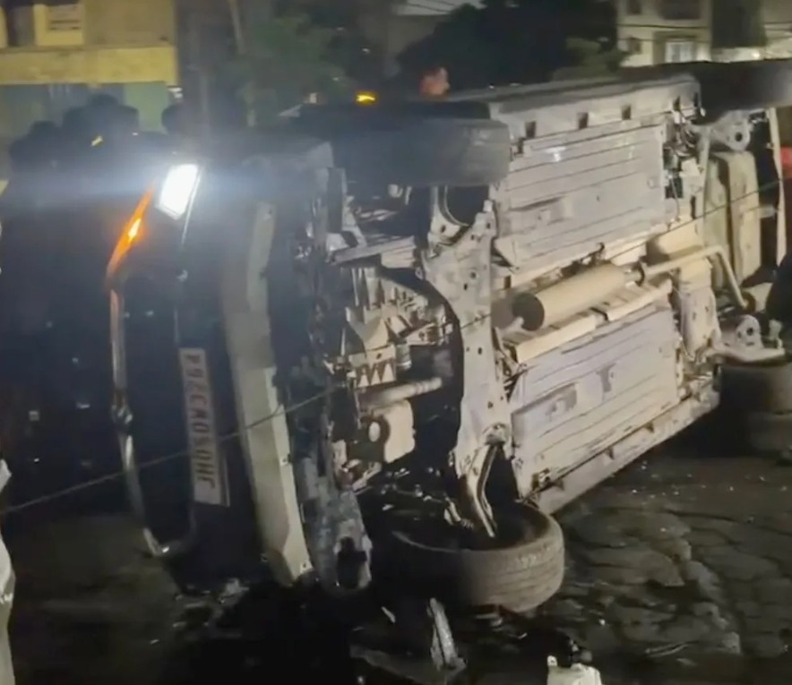 जमशेदपुर में देर रात तेज रफ्तार का कहर, कार पलटी—ड्राइवर बाल-बाल बचा