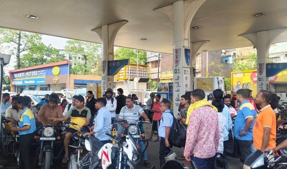 खाड़ी तनाव का असर: जमशेदपुर में पेट्रोल-डीजल संकट, पंपों पर लगी लंबी कतारें