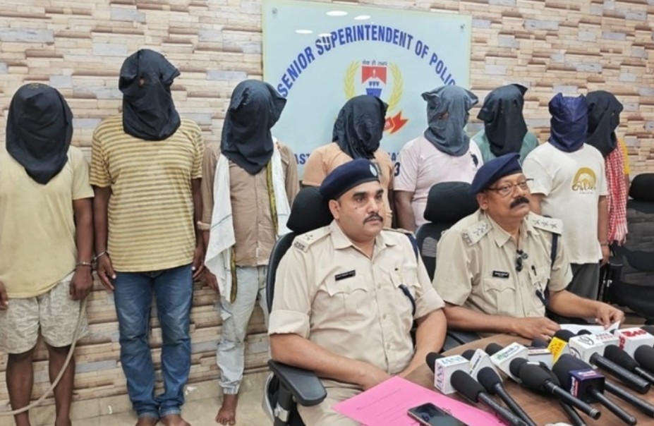 कदमा में जुए के बड़े रैकेट का पर्दाफाश, पुलिस छापेमारी में 8 गिरफ्तार