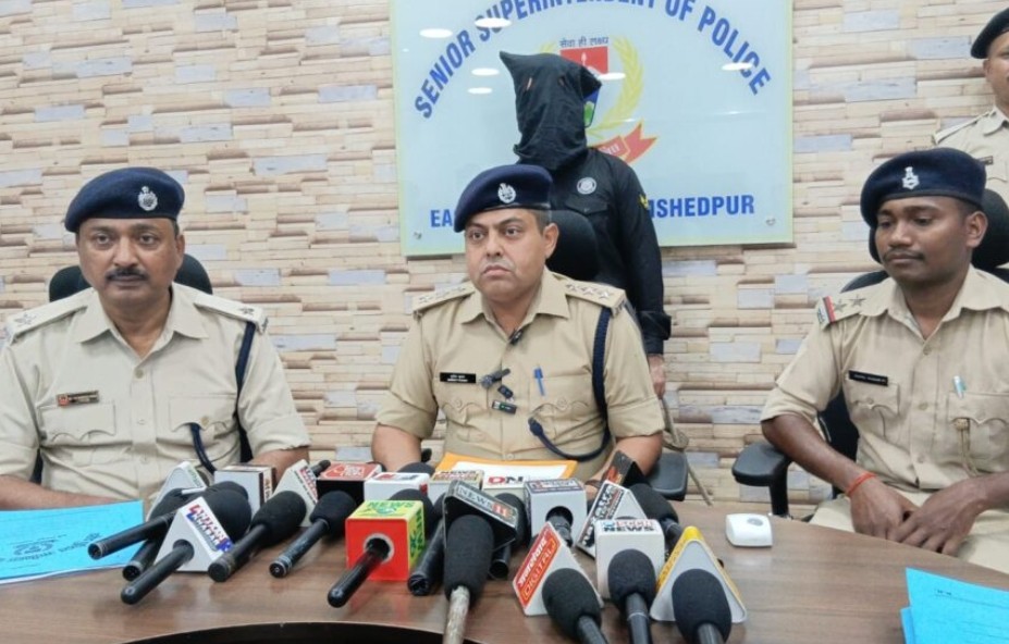 जुगसलाई में हथियार सप्लाई करने वाला अपराधी गिरफ्तार, कार से कारतूस और मैगजीन बरामद